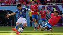 Pemain Timnas Jepang, Wataru Endo (kiri) berusaha mencetak gol ke gawang Timnas Kosta Rika pada laga Grup E Piala Dunia 2022 di Ahmad Bin Ali Stadium, Al-Rayyan, Qatar, 27 November 2022. (AFP/Anne-Christine Poujoulat)