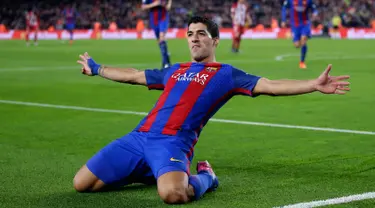 Striker Barcelona Luis Suarez merayakan gol ke gawang Atletico Madrid pada leg kedua semifinal Copa del Rey di Estadio Camp Nou, Spanyol, Selasa (7/2). Barcelona lolos ke final Copa del Rey dengan keunggulan aggregat 3-2. (AP Photo/Manu Fernandez)