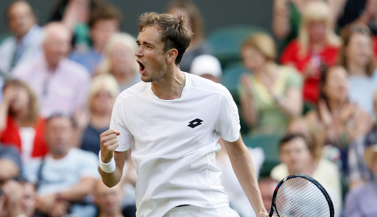 Daniil Medvedev memanfaatkan cedera Stan Wawrinka dengan meraih kemenangan atas unggulan kelima Wimbledon 2017 tersebut di Wimbledon Tennis Championships 2017, London, (3/7/2017). Stan kalah 4-6, 6-3, 4-6, 1-6. (AP/Kirsty Wigglesworth)
