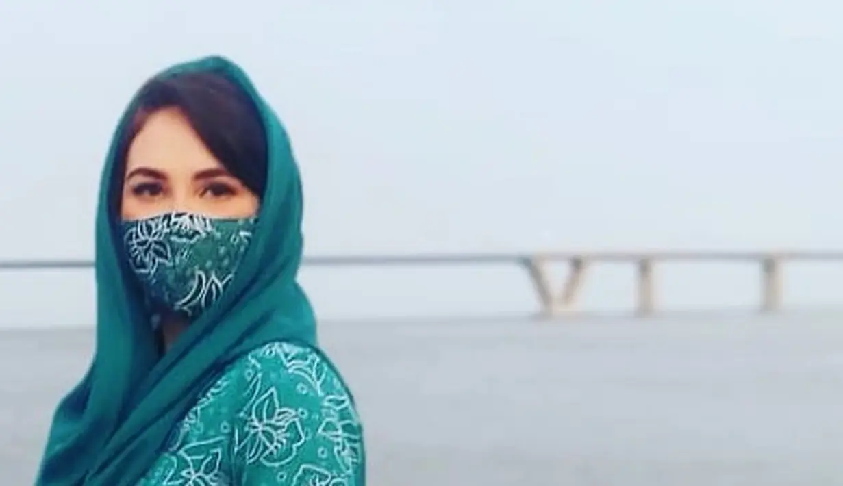 Arumi Bachsin juga kerap tampil dengan masker yang serasi dengan warna dan motif pakaiannya. Ini membuatnya tampil modis di setiap kesempatan. (Liputan6.com/IG/@arumibachsin_94).