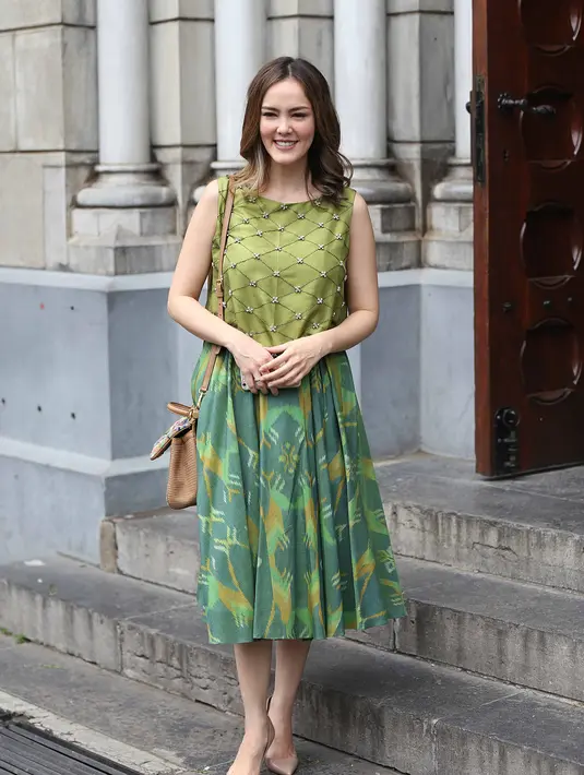 Saat hadir dalam pemberkatan yang di gelar di Gereja Katedral Jakarta, Cathy Sharon hadir sendiri. Ia terlihat bersama Delon, yang merupakan sahabatnya. Pendamping sementara, celetuk Cathy sambil tertawa. (Nurwahyunan/Bintang.com)