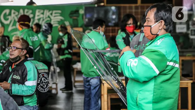Ojek Online Gunakan Pelindung Pembatas Antar Penumpang