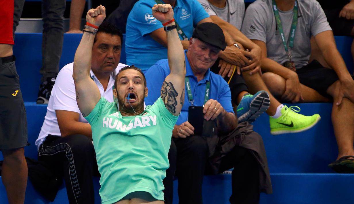 Pelatih sekaligus suami dari Katinka Hosszú, Shane Tusup saat memberikan instruksi saat istrinya bersaing dalam 400m renang gaya bebas pada Olimpiade 2016 di Stadium Aquatics, Brasil, (6/8). (REUTERS/David Gray)