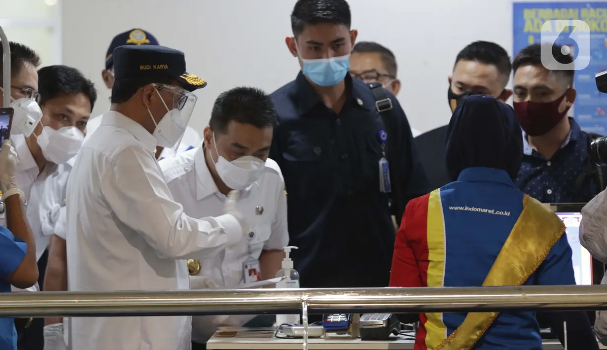 Menteri Perhubungan Budi Karya Sumadi (kiri) bersama Wakil Gubernur DKI Jakarta Ahmad Riza Patria mengecek kesiapan sistem tiket elektronik atau Jakarta Electronic Ticketing Bus di Terminal Pulo Gebang, Jakarta Timur, Kamis (31/12/2020). (Liputan6.com/Helmi Fithriansyah)