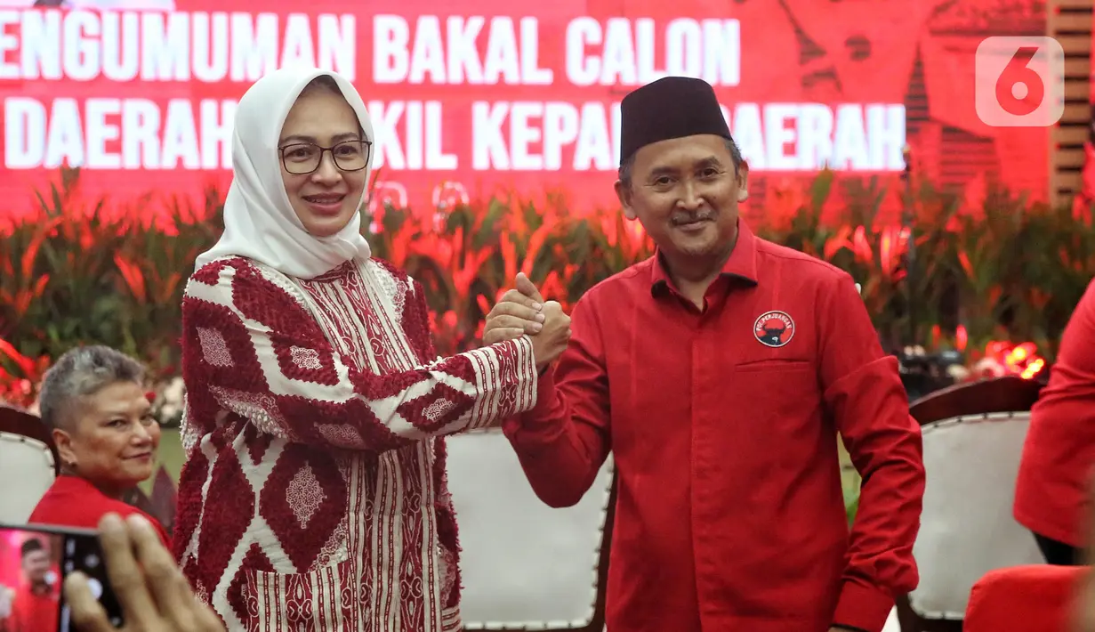 Pasangan bakal calon gubernur dan wakil gubernur Banten, Airin Rachmi Diany dan Ade Sumardi saat menerima surat rekomendasi dari PDIP untuk maju dalam Pemilihan Kepala Daerah (Pilkada) Jateng 2024. (Liputan6.com/Angga Yuniar)