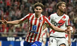 Julian Alvarez tampil menawan dalam laga lanjutan Liga Spanyol 2025/2026 saat menjamu Rayo Vallecano di Metropolitano stadium, Madrid, Kamis (25/09/2025) dini hari WIB. (AFP/Javier Soriano)
