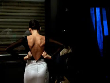 Yulia Burenicheva dari Rusia memakai seragam bersiap mengikuti kompetisi kategori salon di final Kejuaraan Dunia Tango di Buenos Aires, Argentina, (22/8). (AP Photo/Natacha Pisarenko)