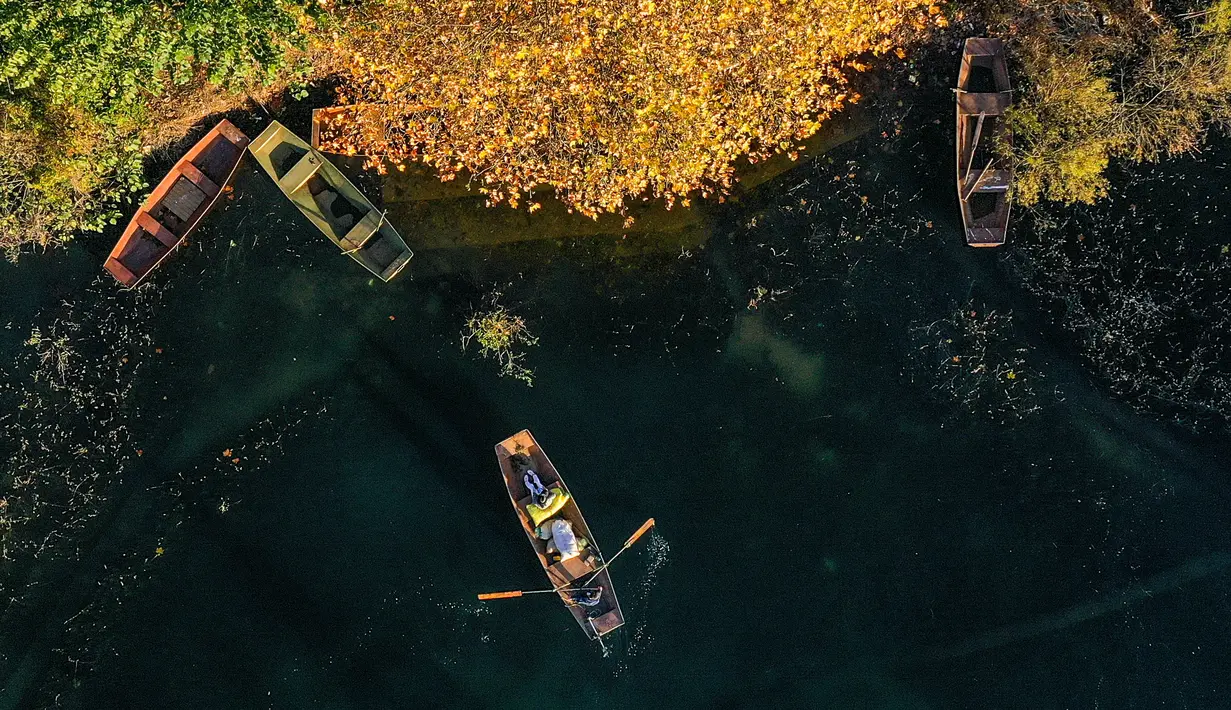 Foto dari udara yang diabadikan pada 10 November 2020 ini menunjukkan sebuah perahu berlayar di Taman Lahan Basah Nasional Danau Aha di Guiyang, Provinsi Guizhou, China barat daya. (Xinhua/Ou Dongqu)