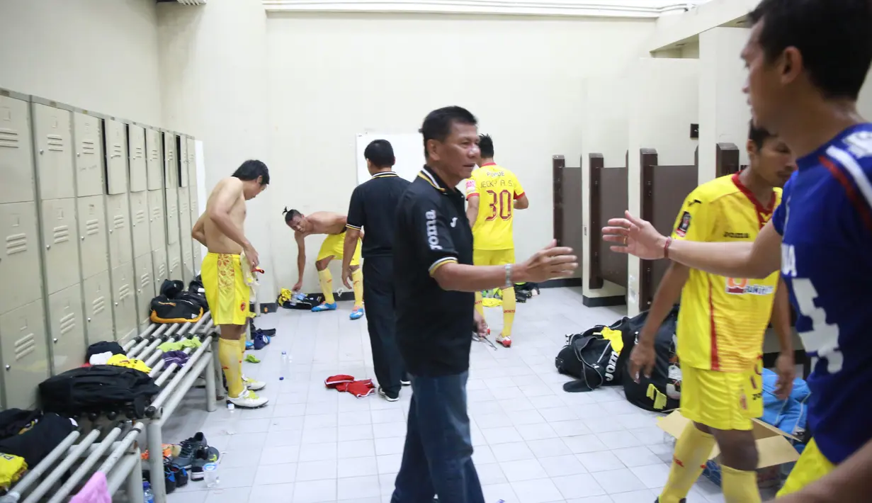 Pelatih Beny Dollo menyapa para pemain Sriwijaya FC saat merayakan kemenangan diloker room usai mengalahkan Arema Cronus di Stadion Manahan, Solo, Minggu (11/10/2015). (Bola.com/NIcklas Hanoatubun)