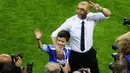 Roberto Di Matteo. Asisten pelatih Chelsea ini menggantikan Andre Villas Boas sebagai pelatih utama pada 4 Maret 2012. Ia mempsersembahkan trofi Piala FA dan Liga Champions dalam rentang 14 hari. Piala FA diraihnya pada 5 Mei 2012 dan Trofi Liga Champions pada 19 Mei 2012. (AFP/John MacDougall)