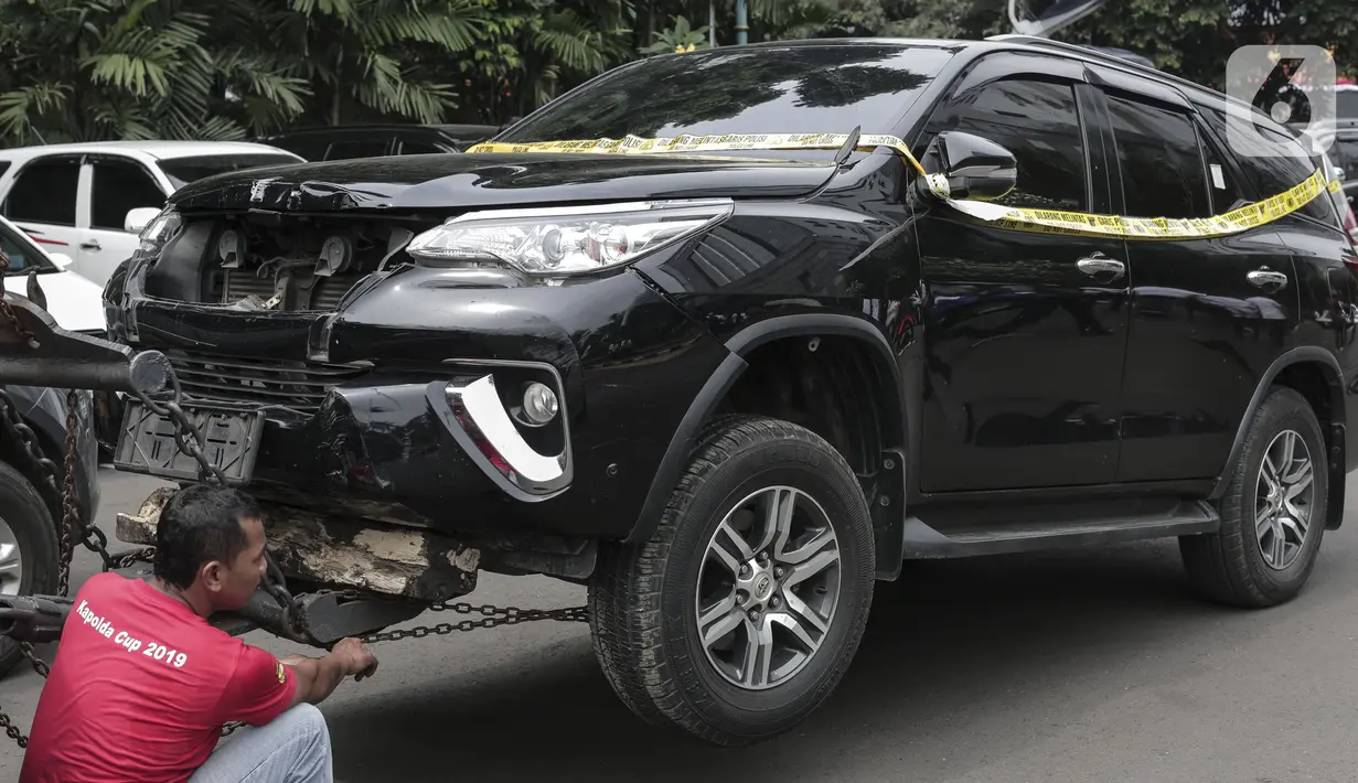 Barang bukti mobil yang menabrak gerbang Perumahan Green Lake City di Kota Tangerang diperlihatkan saat rilis kasus premanisme kelompok John Kei di Polda Metro Jaya, Jakarta, Senin (22/6/2020). Dirkrimum Polda Metro Jaya menangkap 30 tersangka dan sejumlah barang bukti. (Liputan6.com/Johan Tallo)