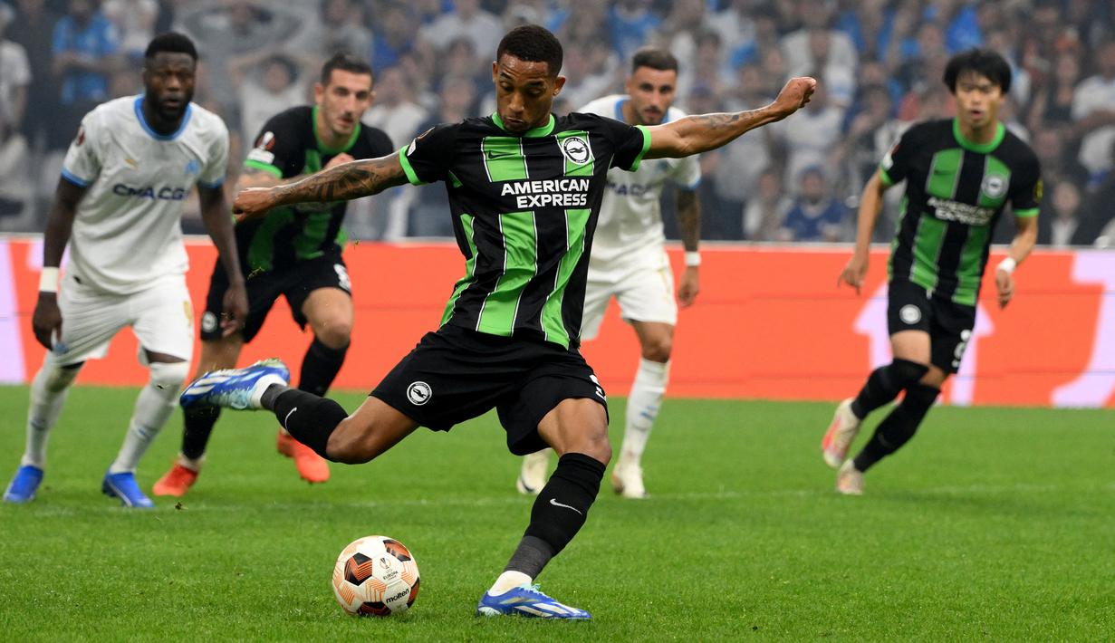 Pemain Brighton, Joao Pedro mencetak gol melalui eksekusi tendangan penalti pada laga Grup B Liga Europa 2023/2024 melawan Marseille di Stade Velodrome, Marseille, Prancis, Jumat (05/10/2023) dini hari WIB. Gol ini mengubah skor menjadi 2-2 dan membuat The Seagulls berhasil mencuri satu poin. (AFP/Nicolas Tucat)