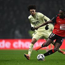 Bek muda Rennes, Jeremy Jacquet (kanan). (AFP/Lou BENOIST)