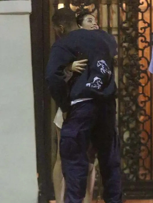 "Kemana 6 pria lain yang bersamaku? Apa yang kalian coba lakukan? Bagus sekali pemotongan fotonya!" tulis Younes lewat Instagram Storynya. (byrdman/BACKGRID/DailyMail)