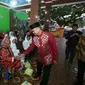 Cagub Sulsel, Agus Arifin Nu'mang saat bersalaman dengan warga di Makassar (Liputan6.com/ Eka Hakim)