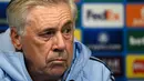 Pelatih Real Madrid, Carlo Ancelotti melakukan konferensi pers menjelang laga playoff Liga Champions 2024/2025 melawan Manchester City di Etihad Stadium, Manchester, Inggris, Selasa (11/02/2025) dini hari WIB. (AFP/Paul Ellis)
