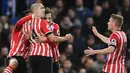 Para pemain Southampton merayakan gol yang dicetak Oriol Romeu ke gawang Chelsea pada laga Premier League di Stadion Stamford Bridge, London, Selasa (25/4/2017). Chelsea menang 4-2 atas Southampton. (AFP/Justin Tallis)