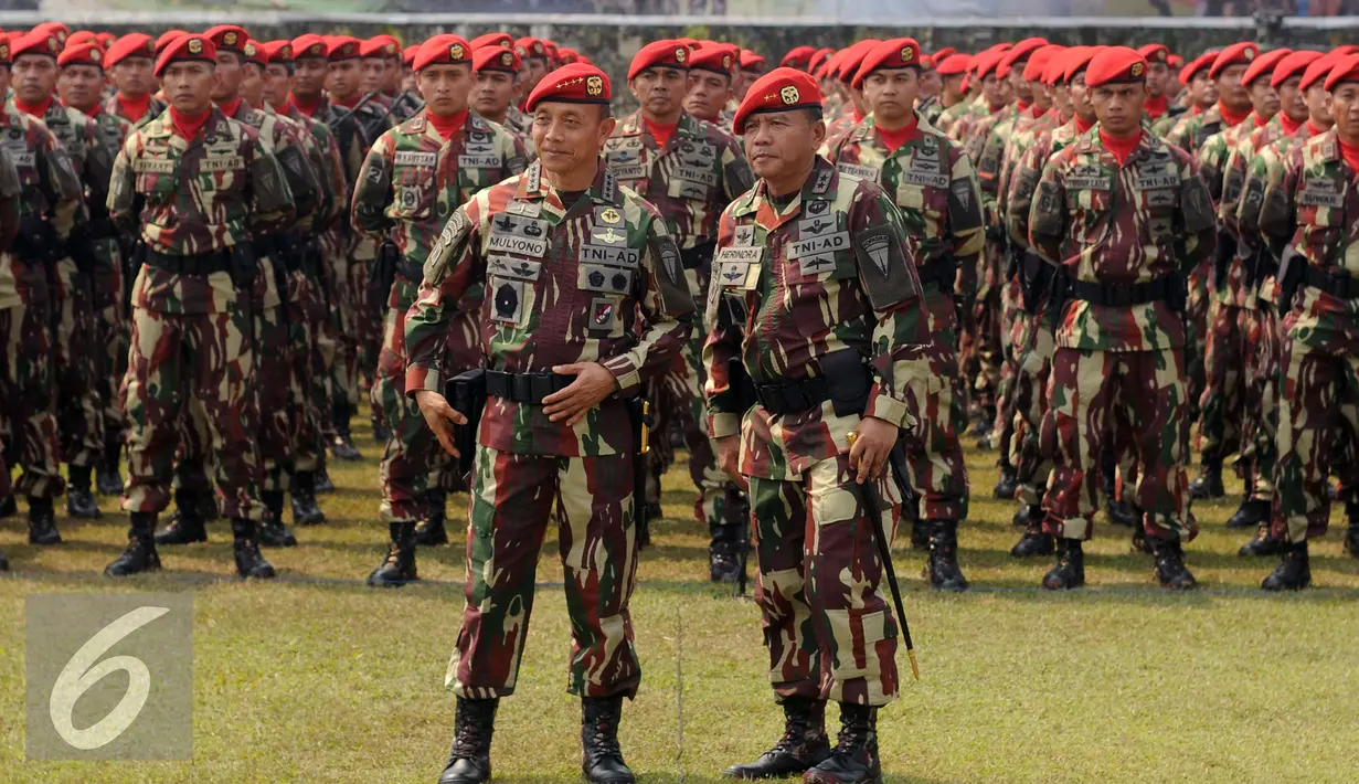KSAD Jenderal TNI Mulyono (kiri depan) bersama Danjen Kopassus Mayjen TNI M Herindra berdiri di depan pasukan baret merah usai upacara Penyematan Brevet Komando di Makopassus, Cijantung, Jakarta, Jumat (25/9/2015). (Liputan6.com/Helmi Fithriansyah)