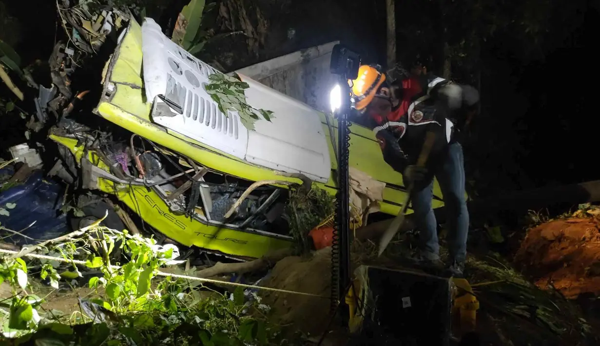 "Seorang penumpang yang terluka parah ketika sebuah bus terjun ke jurang di Filipina tengah telah meninggal, menjadikan jumlah korban tewas akibat kecelakaan itu menjadi 17," kata pihak berwenang pada Rabu (6/12/2023) seperti dikutip dari Channel News Asia (CNA). (Iloilo City Disaster Risk Reduction and Management Office - Urban Search and Rescue Unit via AP)