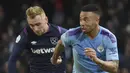 Penyerang Manchester City, Gabriel Jesus menggiring bola dari kejaran penyerang West Ham, Jarrod Bowen pada pertandingan lanjutan Liga Inggris di stadion Etihad di Manchester, Inggris, Rabu (19/2/2020). City menang atas West Ham 2-0. (AP Photo/Rui Vieira)