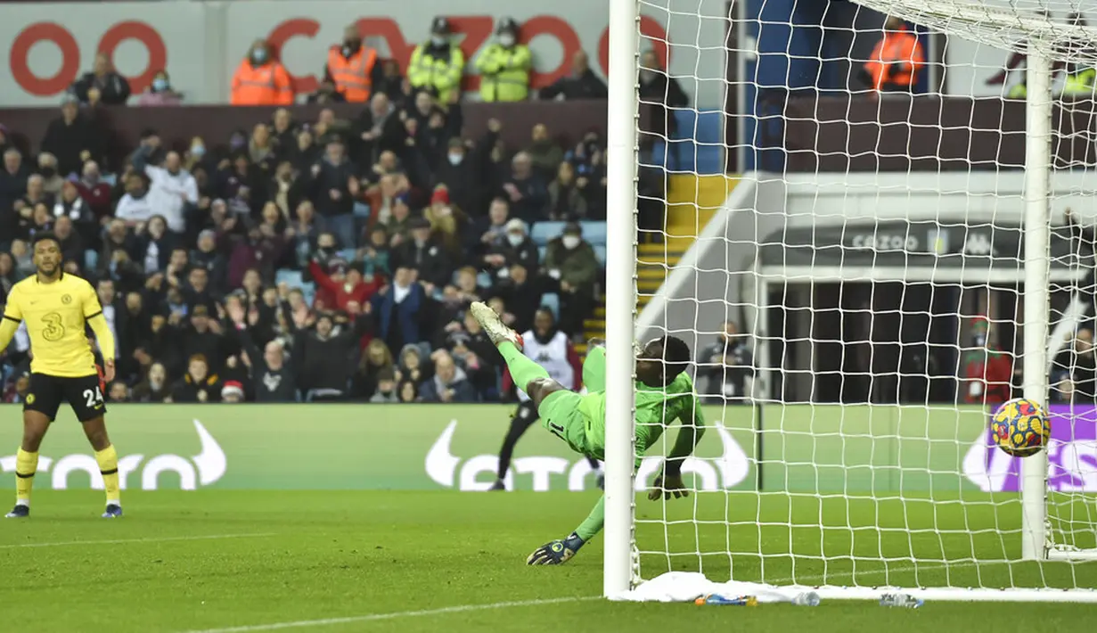 Pemain Chelsea Reece James (kiri) mencetak gol bunuh diri melewati Edouard Mendy saat melawan Aston Villa pada pertandingan sepak bola Liga Inggris di Villa Park, Birmingham, Inggris, Minggu (26/12/2021). Chelsea menang 3-1. (AP Photo/Rui Vieira)