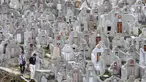 Sepasang warga mengunjungi makam kerabat saat Festival Chung Yeung atau juga dikenal Tomb Sweeping Day di sebuah pemakaman di Hong Kong, 17 Oktober 2018. Festival ini adalah hari untuk menghormati dan mengingat leluhur keluarga.  (Anthony WALLACE/AFP).