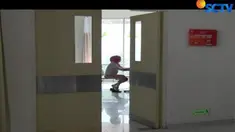 Operasi itu dilakukan setelah tim dokter menemukan adanya serpihan di dalam tubuh Wenny.