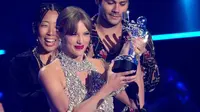 Taylor Swift menerima penghargaan pada ajang MTV Video Music Awards di Prudential Center, Newark, New Jersey, Amerika Serikat, 28 Agustus 2022. Taylor Swift memenangi penghargaan bergengsi 'Video of the Year' untuk All Too Well (10 Minute Version) (Taylor's Version). (Photo by Charles Sykes/Invision/AP)
