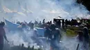 Para peserta memasak lemang, hidangan nasi ketan tradisional yang dimasukkan ke dalam tabung bambu dan diisi dengan santan yang kemudian diletakkan di atas api, selama acara memasak massal di Blang Pidie, Kabupaten Aceh Barat Daya, Aceh, pada Sabtu 25 April 2026. (CHAIDEER MAHYUDDIN/AFP)