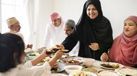 Ilustrasi makan bersama. Credit: freepik.com