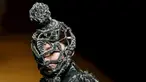 Seorang model mengenakan busana dari desainer asal Vietnam, Nguyen Cong Tri dalam koleksi Musim Autumn / Winter 2016 di Tokyo Fashion Week, Jepang , 15 Maret 2016. (REUTERS / Issei Kato)