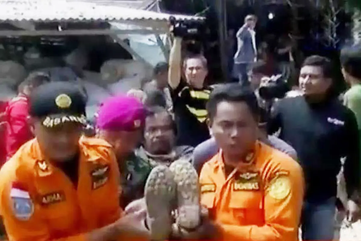 Evakuasi Penambang Emas Terjebak Longsor