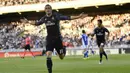 Penyerang Real Madrid, Gareth Bale, merayakan gol yang dicetak ke gawang Real Sociedad pada laga La Liga Spanyol di Stadion San Sebastian, Spanyol, Minggu (21/8/2016) atau Senin dini hari WIB. Madrid menang 3-0 atas Sociedad. (AP/Alvaro Barrientos)