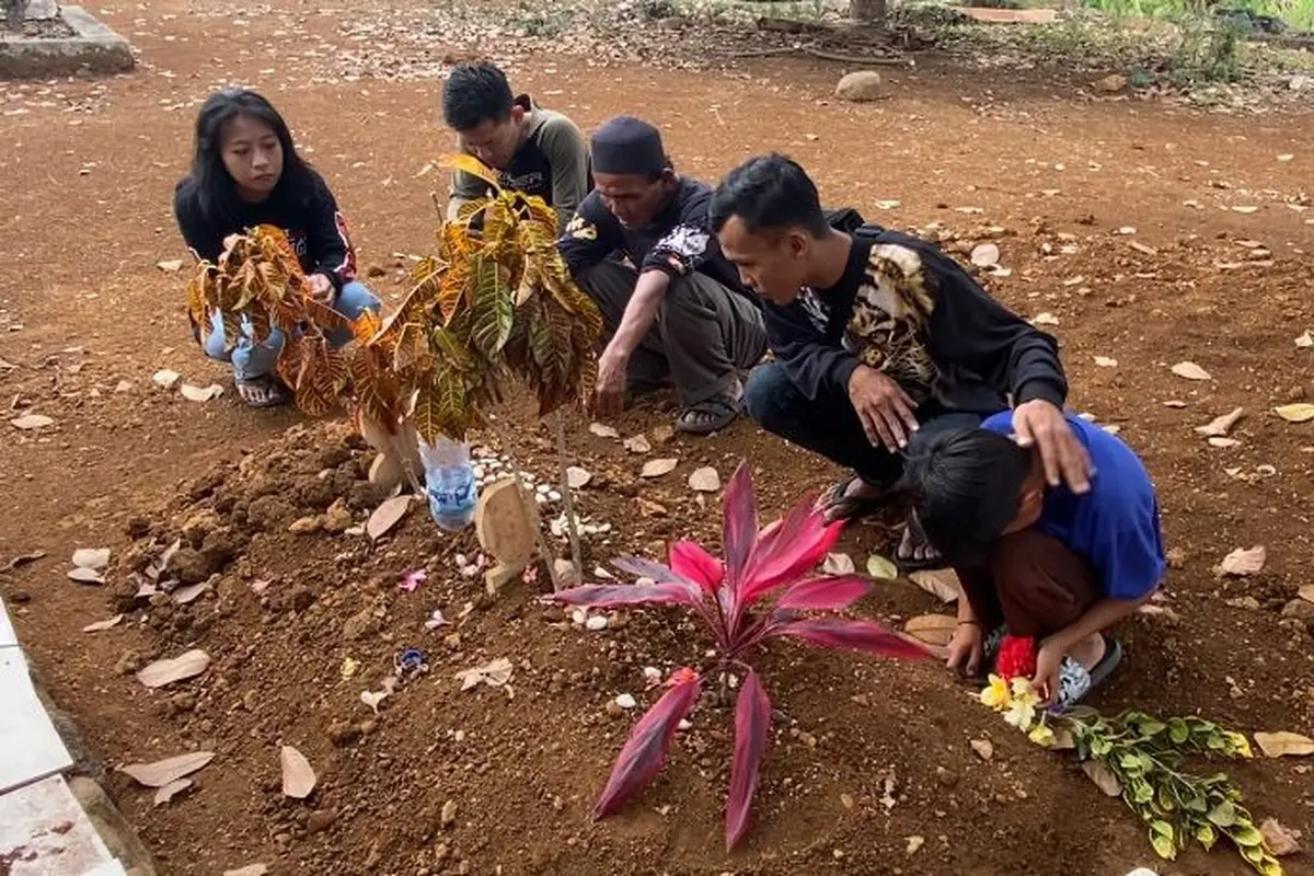 Foto keluarga korban saat berziarah ke makam Dini Sera Afrianti, di Sukabumi (Liputan6.com/Istimewa)