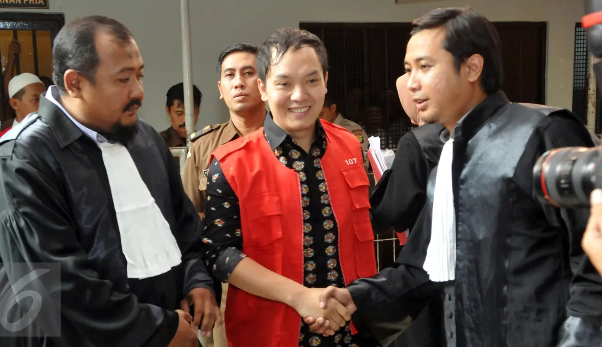Hengki Kawilarang bersalaman dengan penasehat hukumnya jelang sidang keduanya di Pengadilan Negeri Jakarta Selatan,  Senin (29/6/2015). Sidang beragendakan eksepsi alias nota pembelaan dari pihak Hengki. (Liputan6.com/Panji Diksana)