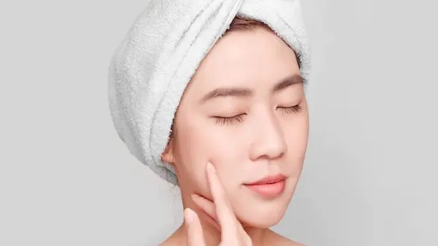 Ilustrasi Membersihkan Wajah. (foto: Pinterest/Sociolla).