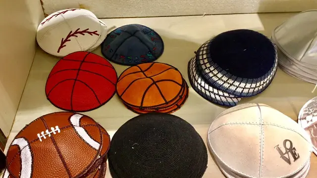 Tak Hanya Putih, Ternyata Ini Macam-macam Kippah Yahudi