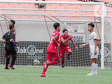 Penyerang Indonesia All Stars U-20, Salmani berselebrasi usai mencetak gol ke gawang Bali United U-18 pada pertandingan International Youth Championship (IYC) 2021 di Jakarta International Stadium, Jakarta, Selasa (19/4/2022). Indonesia All Stars U-20  menang 2-1. (Liputan6.com/Faizal Fanani)