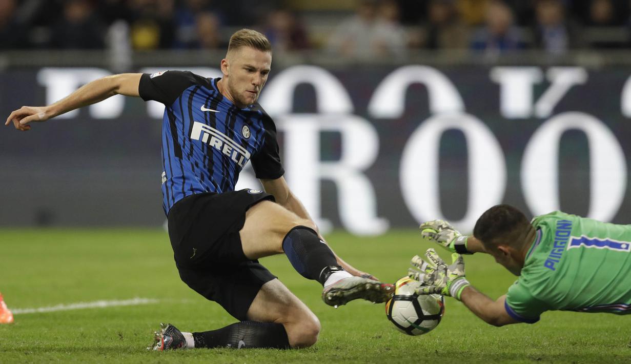 Proses gol yang dicetak oleh bek Inter Milan, Milan Skriniar, ke gawang Sampdoria pada laga Serie A di Stadion Giuseppe Meazza, Selasa (24/10/2017). Inter Milan menang 3-2 atas Sampdoria. (AP/Luca Bruno)