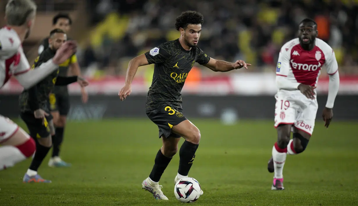 Gelandang Paris Saint-Germain (PSG) Warren Zaire-Emery mengontrol bola saat bertandang ke markas AS Monaco dalam laga Ligue 1 2022/2023 pekan ke-23 di Stade Louis II, Sabtu (11/2/2023) malam WIB. Absennya Lionel Messi dan Kylian Mbappe membuat lini serang Les Parisiens kesulitan membongkar pertahanan lawan. (AP Photo/Daniel Cole)