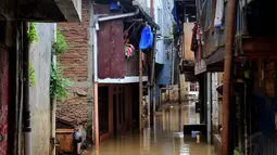 Banjir kiriman dari Bogor tersebut merendam 8 RW di Kampung Pulo, Jakarta Timur, Kamis (13/11/2014). (Liputan6.com/Johan Tallo)  