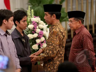 Presiden Jokowi (kedua kanan) dan Wapres Jusuf Kalla (kanan) memberikan ucapan duka cita kepada kedua anak dari Dubes RI untuk Pakistan, Burhan Muhammad di Gedung Pancasila, Kemenlu, Jakarta, Selasa (19/5/2015). (Liputan6.com/Faizal Fanani)   