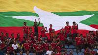 Suporter Timnas Myanmar menjadi yang paling loyal memadati stadion sampai matchday kedua Piala AFF 2018. (AFP/Ye Aung Thu)