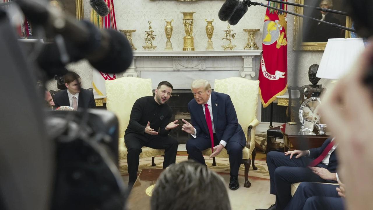 Presiden Donald Trump dan Presiden Ukraina Volodymyr Zelenskyy adu mulut di Ruang Oval, Gedung Putih pada Jumat (28/2/2025), saat membahas perang Ukraina-Rusia. (AP)