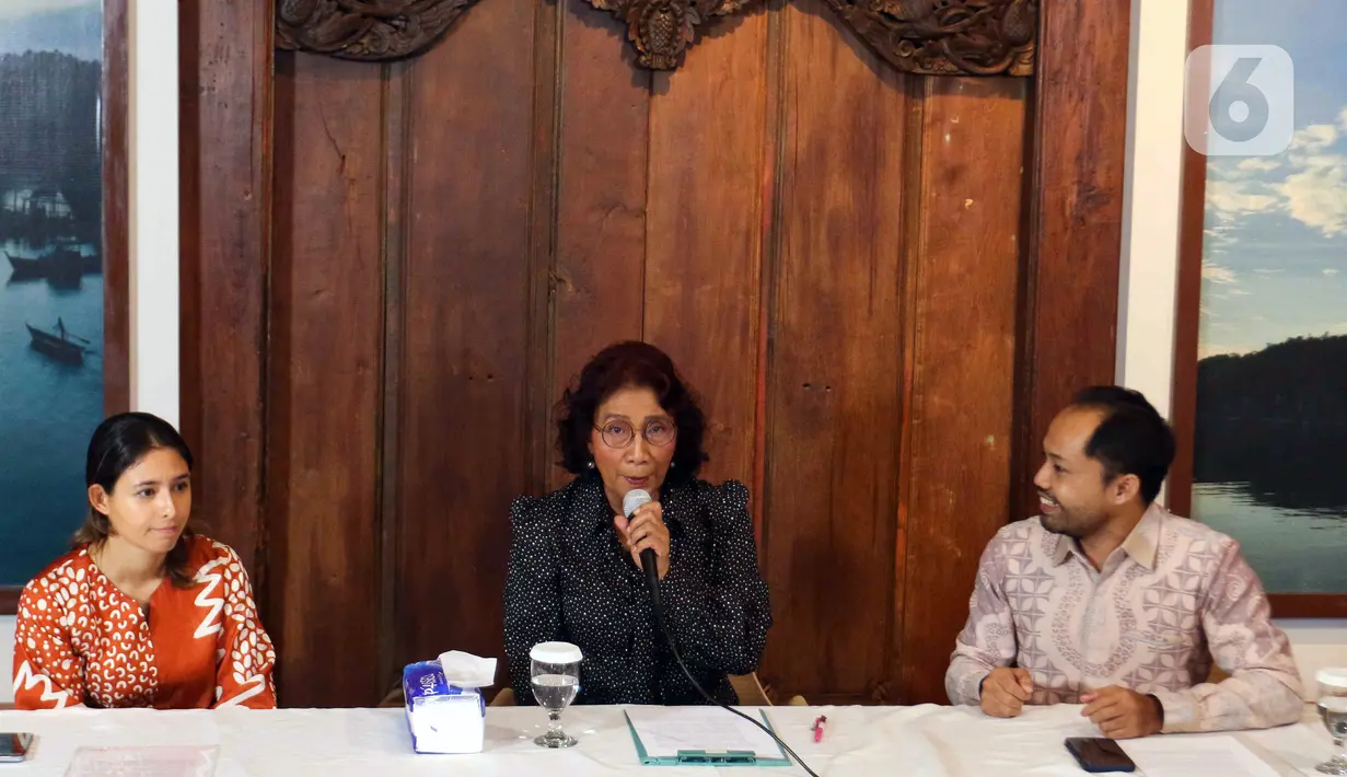 Pemilik Susi Air Susi Pudjiastuti (tengah), Direktur Susi Air Nadine Pascale (kiri), dan kuasa hukum Susi Air Donal Fariz menyampaikan keterangan terkait pembakaran pesawat dan penyanderaan Pilot Capt Philip Mark Mehrtens di Jakarta, Rabu (1/3/2023). Susi Pudjiastuti meminta maaf atas kejadian pembakaran dan penyanderaan pilot Susi Air yang berdampak kepada terhentinya 40 persen operasional penerbangan di Papua dan berharap kelompok penyanderaan bisa membebaskan pilot tersebut. (Liputan6.com/Herman Zakharia)