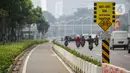 Jalur khusus sepeda yang telah diberikan pembatas jalur permanen di kawasan Sudirman, Jakarta, Kamis (17/6/2021). Kapolri Jenderal Listyo Sigit Prabowo akan membongkar jalur sepeda di Jalan Sudirman - Jalan Thamrin dan mempelajari jalur khusus sepeda di negara lain. (Liputan6.com/Faizal Fanani)