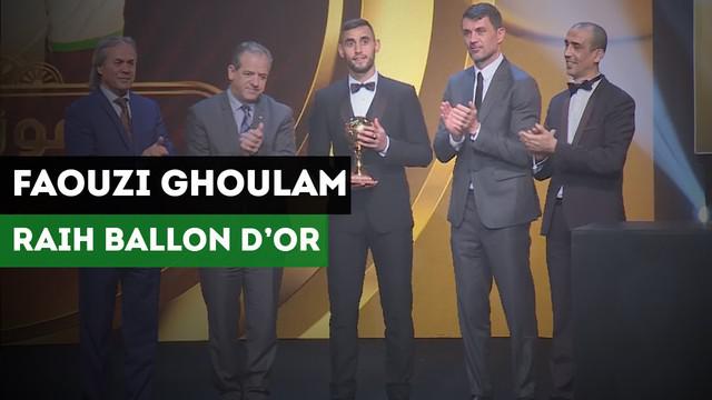Legenda AC Milan, Paolo Maldini menyerahkan Trofi Ballond d'Or Aljazair kepada pemain Napoli, Faouzi Ghoulam.