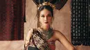 <p>Kali ini, dalam balutan busana khas Nusa Tenggara Timur, Luna Maya kembali tampil luar biasa ayu. Berbalut kain tradisional bernuansa hitam dan aksesori yang meningkatkan penampilannya secara keseluruhan, Luna Maya tampak sempurna. Foto: Instagram.</p>