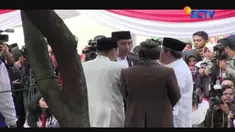 Usai melaksanakan sholat, presiden langsung menyerahkan hewan kurban kepada panitia kurban setempat. 