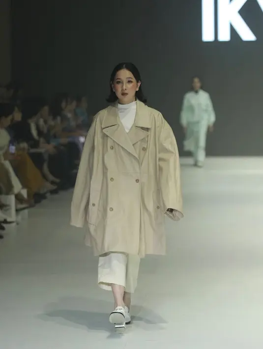 Hadir sebagai muse IKYK, Agatha Pricilla mengenakan coat coklat dipadukan inner putih serasi dengan celananya. [Daniel Kampua]
